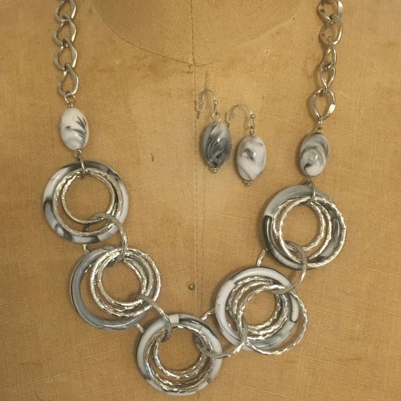 Mix Rings Rendant Necklace with Matching Earring - Picture 2 of 4